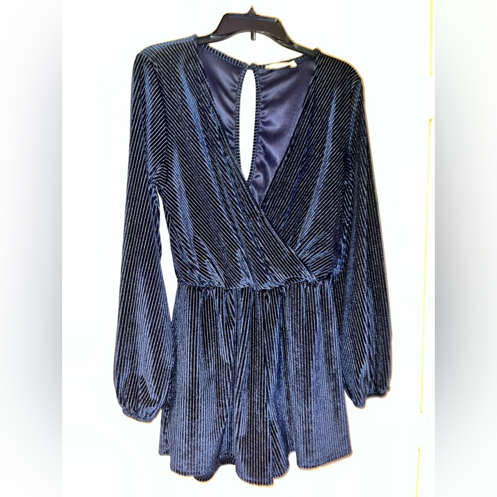 Peach Love California Women's‎ Navy Long Sleeved Romper Size Large